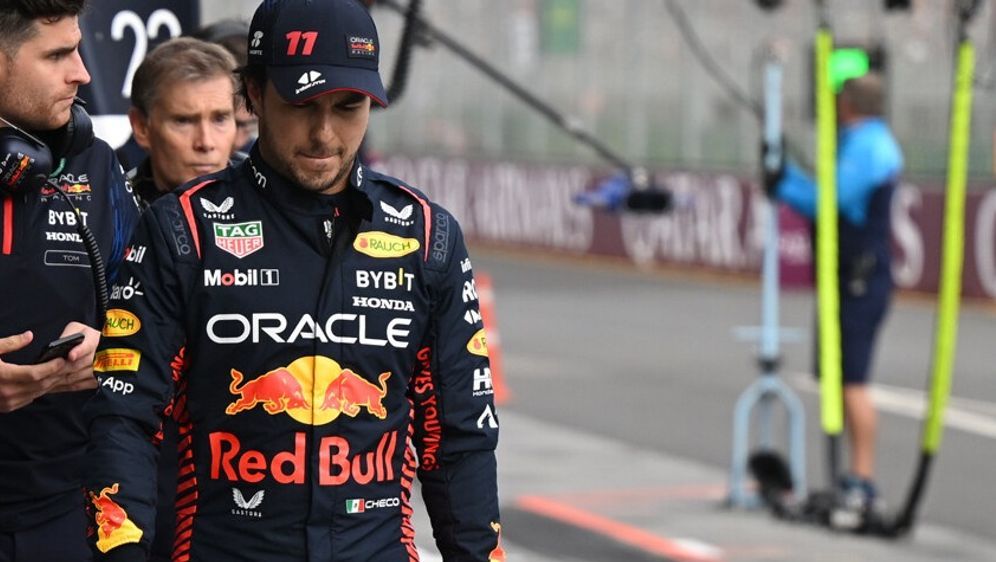 Sergio Perez stapft enttäuscht zurück zur Red-Bull-Box - Bildquelle: Motorsport Images