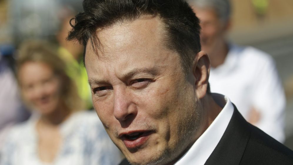 Elon Musk scherzt über United-Kauf auf Twitter - Bildquelle: AFP/SID/ODD ANDERSEN