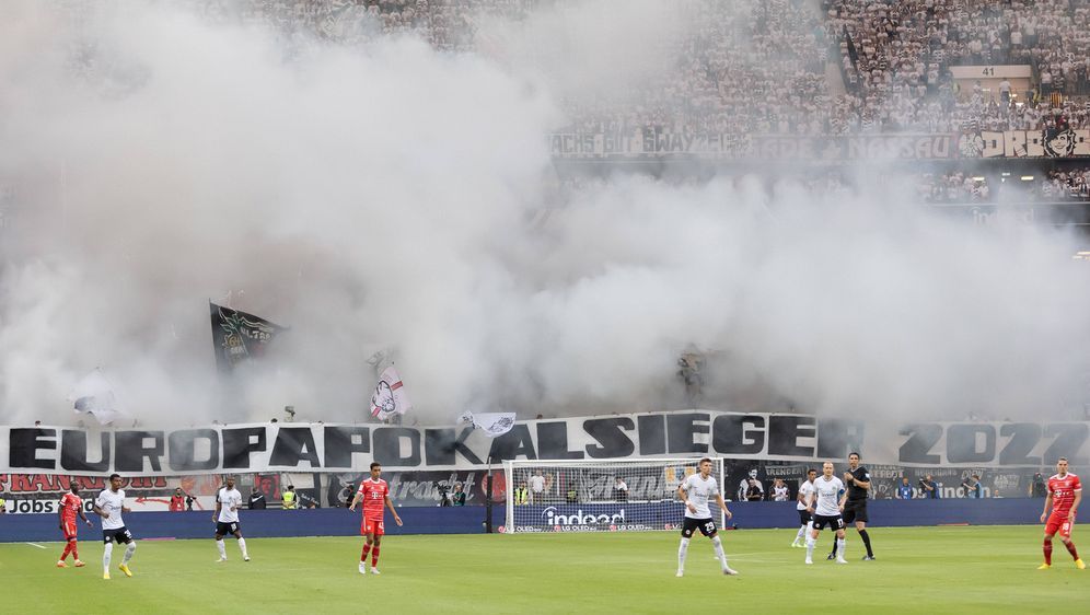 Eintracht Frankfurt plant nach den Fan-Vorkommnissen beim Spiel gegen den FC... - Bildquelle: Imago Images