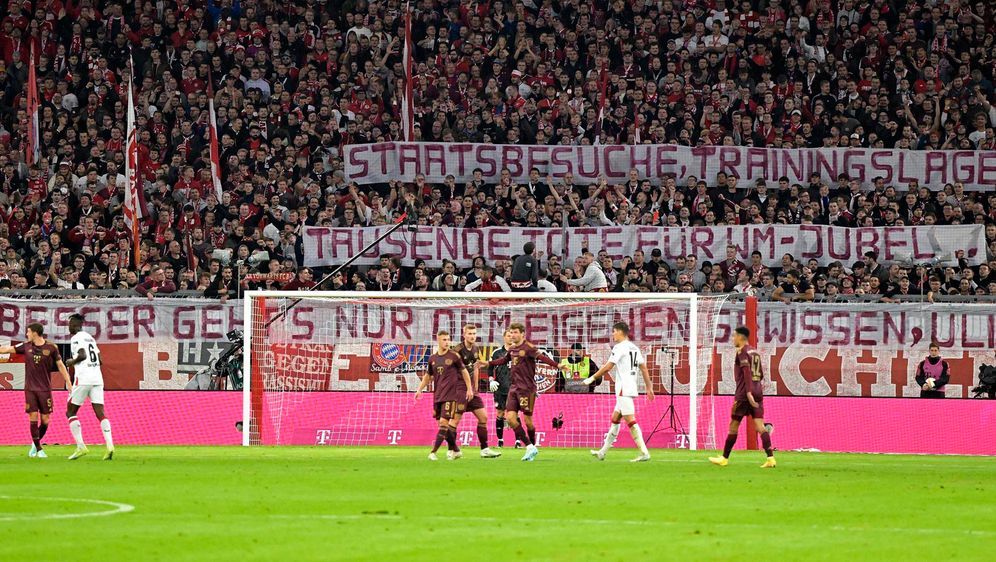 Fans vom FC Bayern München kritisieren per Spruchbanner Uli Hoeneß für seine... - Bildquelle: IMAGO/MIS