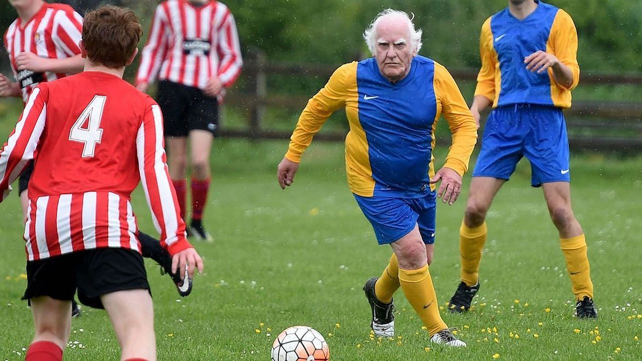 Mit 83 Jahren: Fußball-Opa Dickie Borthwick sucht neuen Klub - Bildquelle: twitter@Deshan_mendez