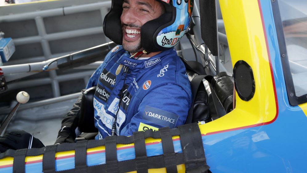 Daniel Ricciardo in Zak Browns Dale Earnhardt Sr Wrangler Chevrolet Monte Ca... - Bildquelle: Motorsport Images