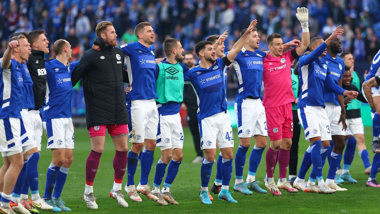 FC Schalke 04 (Platz 1, 59 Punkte, 67:41 Tore) - Bildquelle: Getty Images