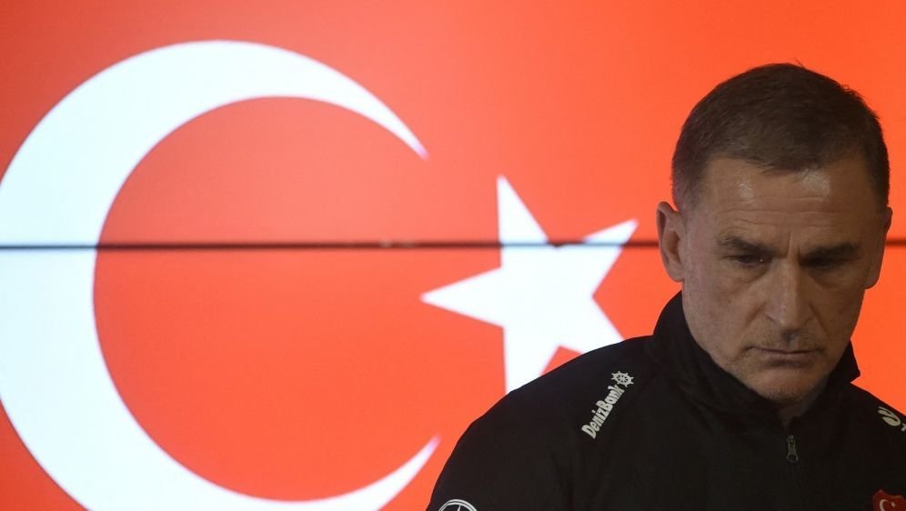 Erschütterung beim türkischen Nationaltrainer Kuntz - Bildquelle: AFP/SID/MIGUEL RIOPA