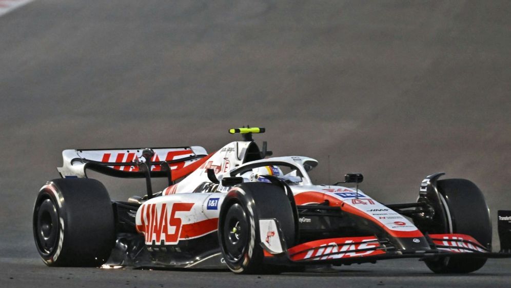 Nico Hülkenberg dreht erste Runden für das Haas-Team - Bildquelle: AFP/SID/BEN STANSALL