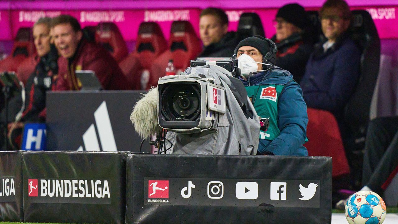Teures Vergnügen: Fußball-TV-Abos kosten für die Saison 22/23 knapp 1000 Euro  - Bildquelle: imago images/ActionPictures