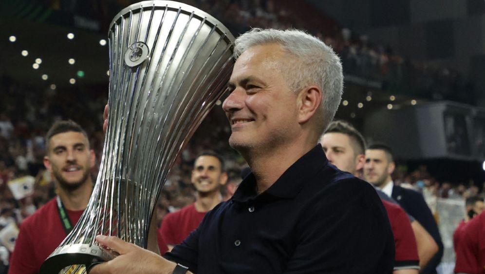 Mourinho hält mal wieder einen Europacup in Händen - Bildquelle: AFP/SID/GENT SHKULLAKU