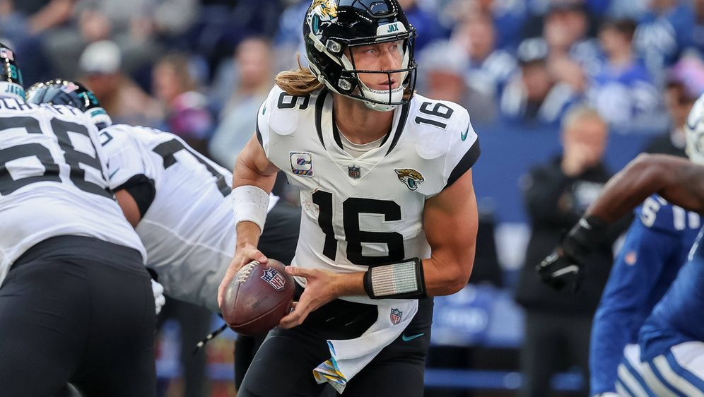 Jacksonville Jaguars Trevor Lawrence 18x24 Serigraph – Phenom Gallery