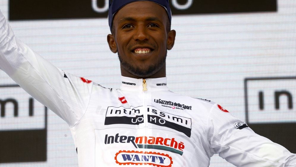Girmay gewinnt als erster Eritreer eine Giro-Etappe - Bildquelle: AFP/SID/LUCA BETTINI