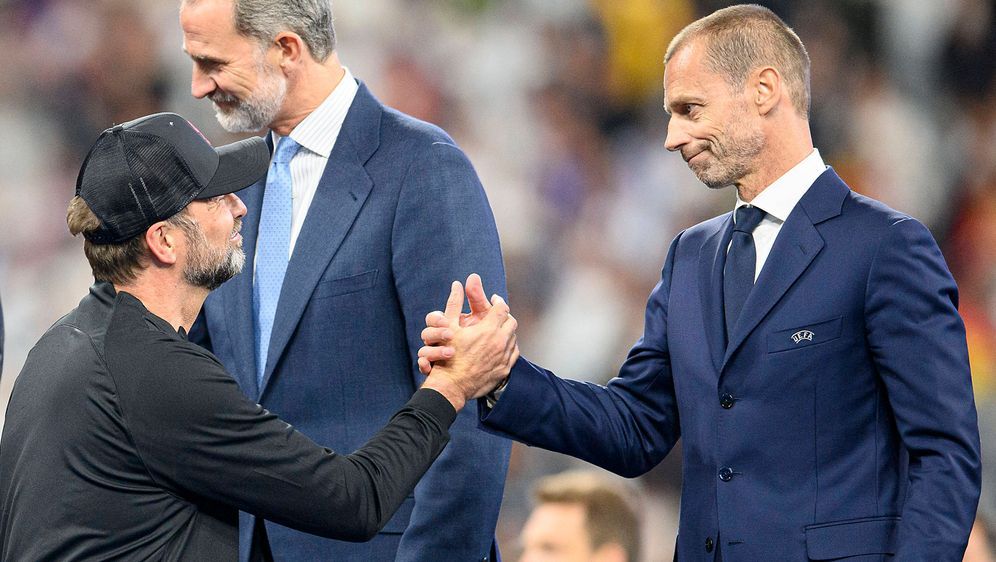 Jürgen Klopp und UEFA-Präsident Aleksander Ceferin sind sich nicht einig - Bildquelle: IMAGO/Sven Simon