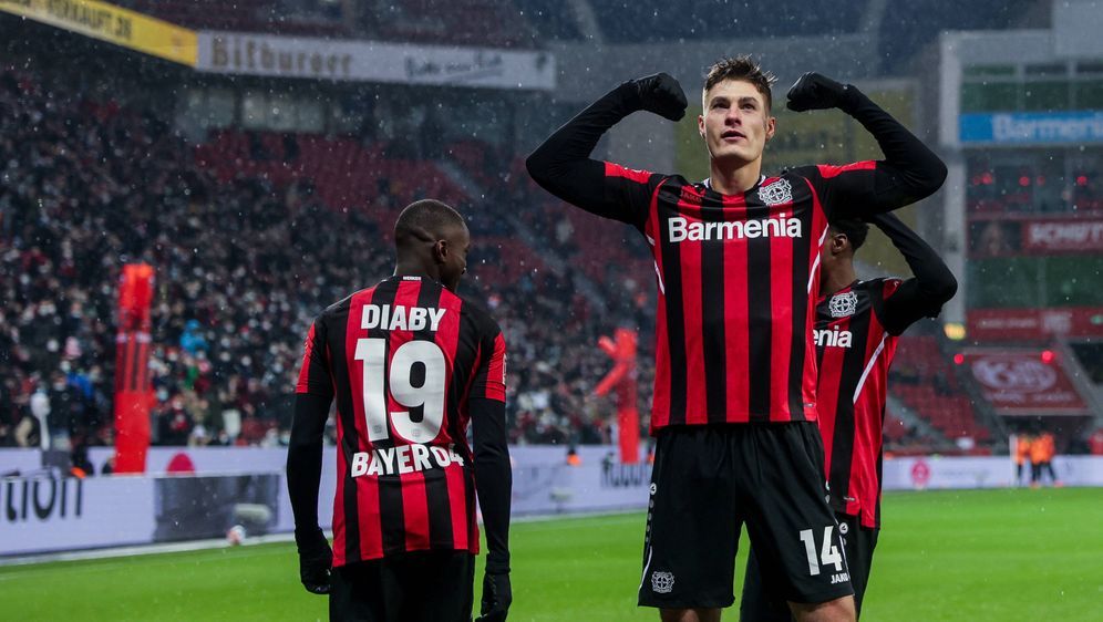 Bayer Leverkusen bleibt dank eines souveränen Sieges gegen Greuther Fürth in... - Bildquelle: Imago Images