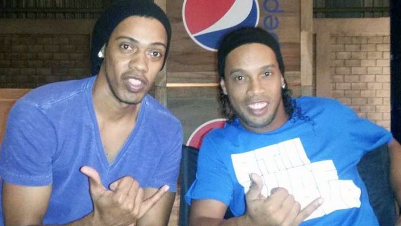 Ronaldinho (li.) und sein Doppelgänger - Bildquelle: twitter@DeportesGMV