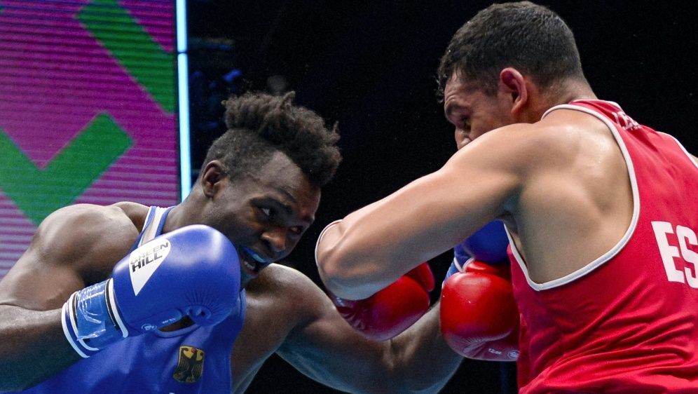 Tiafack (L.) sorgt sich um olympische Zukunft von Boxen - Bildquelle: AFP/SID/KAREN MINASYAN
