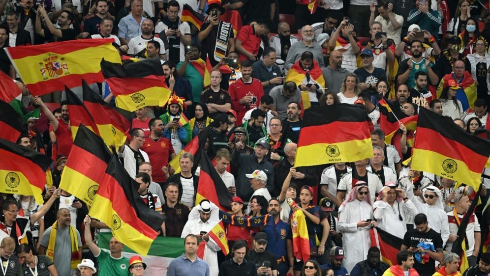 Die deutschen Fans hoffen auf das Achtelfinale - Bildquelle: AFP/SID/INA FASSBENDER