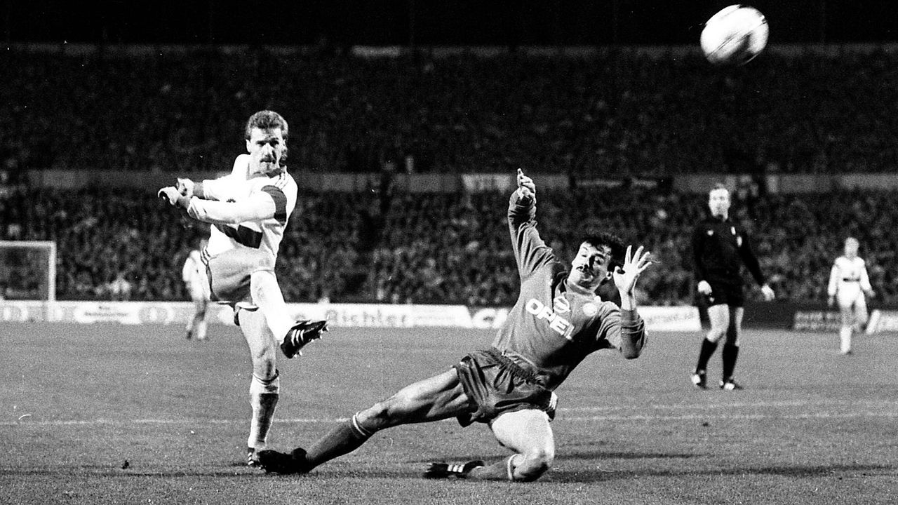VfB Stuttgart - FC Bayern München 3:0 (9. November 1989) - Bildquelle: imago/Sportfoto Rudel