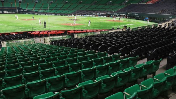 Baseball Kurioses Aus Japan Roboter Feuern Baseball Team An Ran