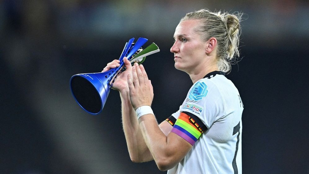 Kapitänin Popp empfindet keinen Druck vor Länderspiel - Bildquelle: AFP/SID/JUSTIN TALLIS