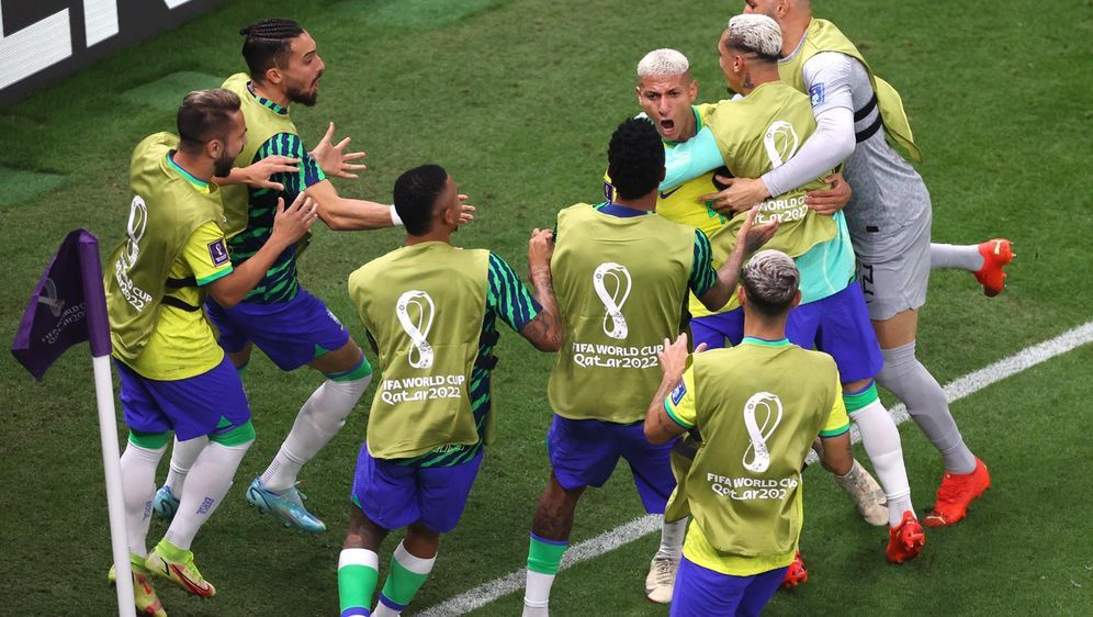 Richarlison erzielt das 2:0 für Brasilien - Bildquelle: IMAGO/Moritz MÃ¼ller
