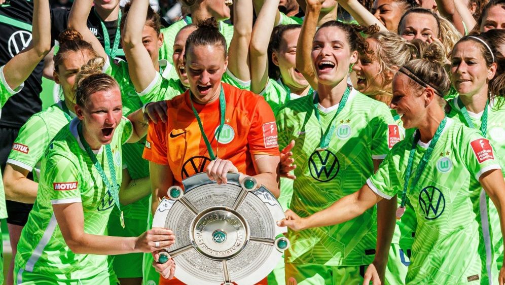 Der VfL Wolfsburg will mit seinen Fans am Rathaus feiern - Bildquelle: FIRO/FIRO/SID/