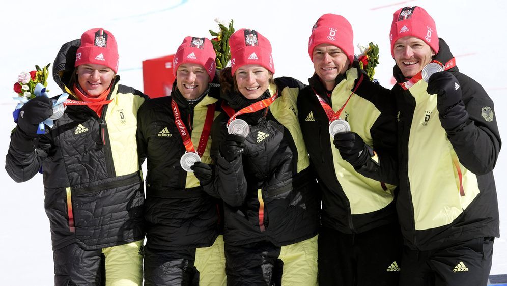 Die Skirennläufer um Alexander Schmid holen Silber - Bildquelle: Imago Images