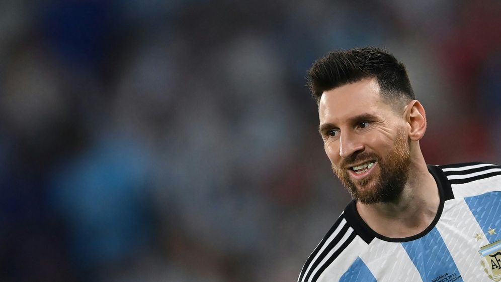 Lionel Messi schießt das 1:0 gegen Australien - Bildquelle: AFP/SID/FRANCK FIFE