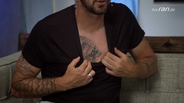 Bundesliga Video Sascha Mölders zeigt sein 1860MünchenTattoo! Ran