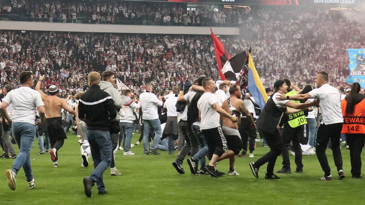 Platzsturm in Frankfurt: SGE-Fans gehen nach Finaleinzug gegen West Ham United steil - Bildquelle: IMAGO