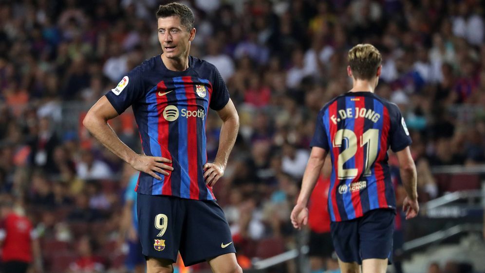 Robert Lewandowski erlebte mit dem FC Barcelona einen unglücklichen Saisonau... - Bildquelle: IMAGO/NurPhoto