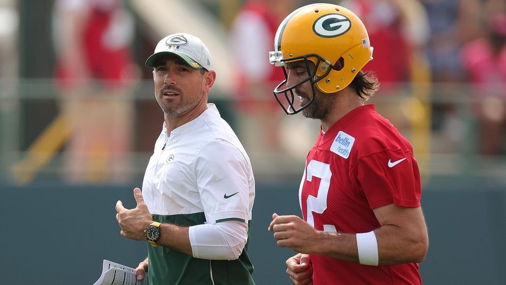 Packers-Coach Matt LaFleur ist sich sicher, dass Aaron Rodgers nicht operier... - Bildquelle: Getty