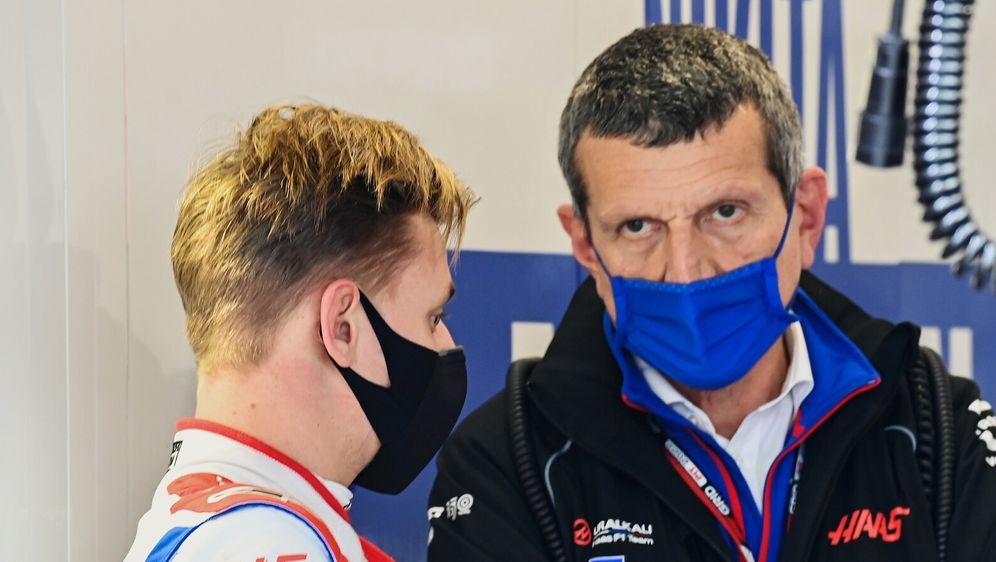 Günther Steiner erwartet von Mick Schumacher, dass er bald Punkte holt - Bildquelle: Motorsport Images