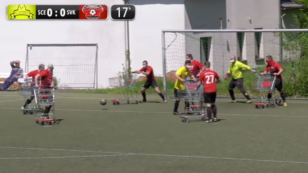 Kurioser Kick Einkaufswagen Fussball In Der Kreisliga