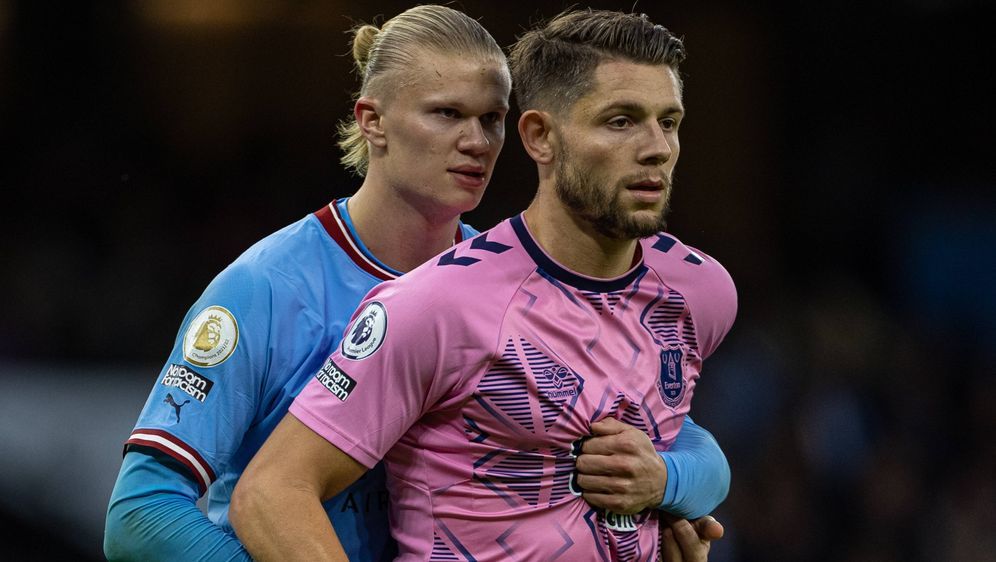 Der FC Everton (James Tarkowski, r.) steht wohl zum Verkauf - Bildquelle: Imago