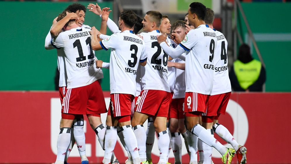 4:1 Hamburger SV - Regensburg! HSV holt Big Point gegen Regenburg -  Das Spi... - Bildquelle: 2021 Getty Images