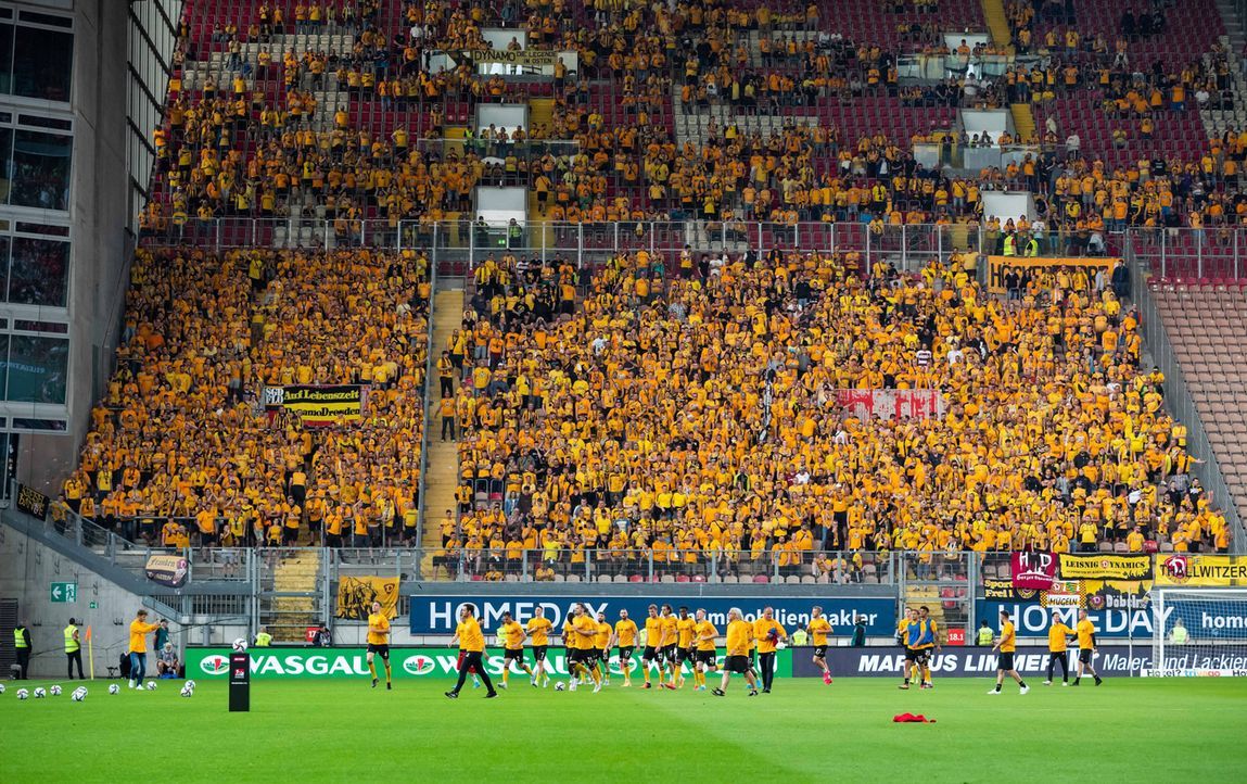 Etwa 5.000 Dynamo-Fans am Betzenberg mit dabei - Bildquelle: IMAGO/Eibner