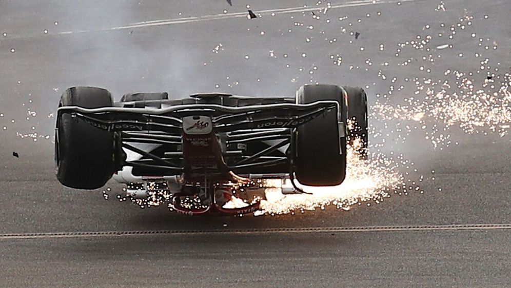 Unfall: Guanyu Zhou mit Überschlag beim Formel-1-Rennen 2022 in Silverstone - Bildquelle: Motorsport Images