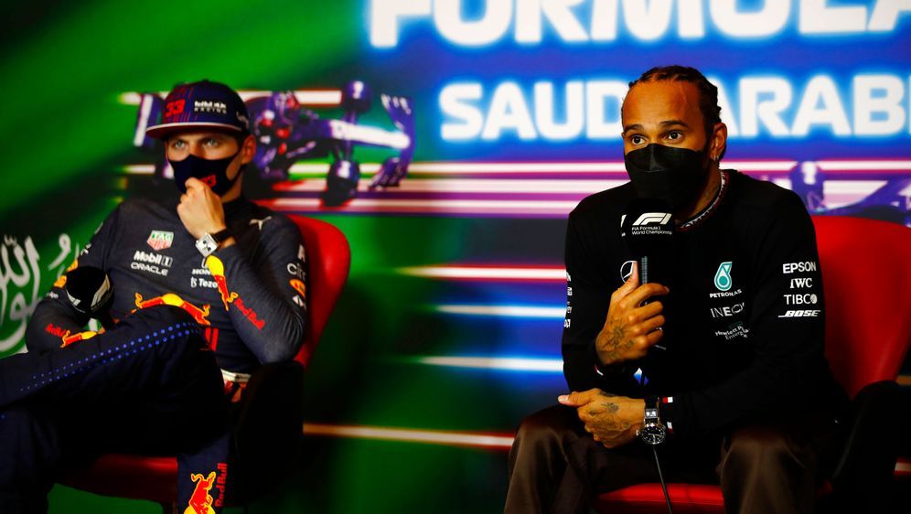 Kampf bis zum Ende: Max Verstappen (l.) und Lewis Hamilton (r.). - Bildquelle: Imago Images