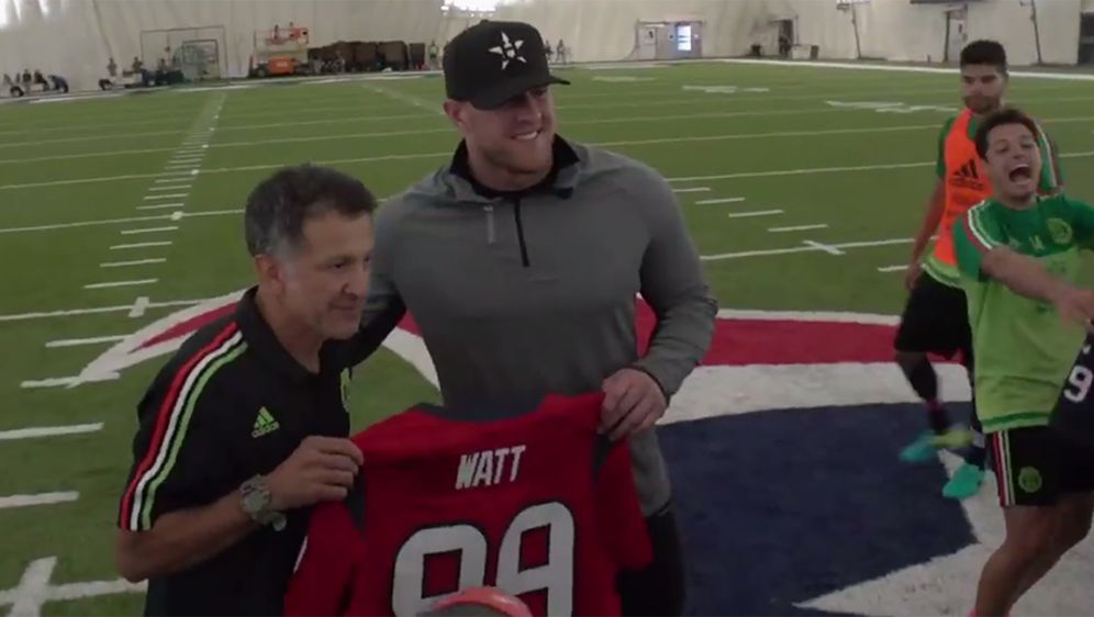 Nfl Meets Copa J J Watt Besucht Chicharito