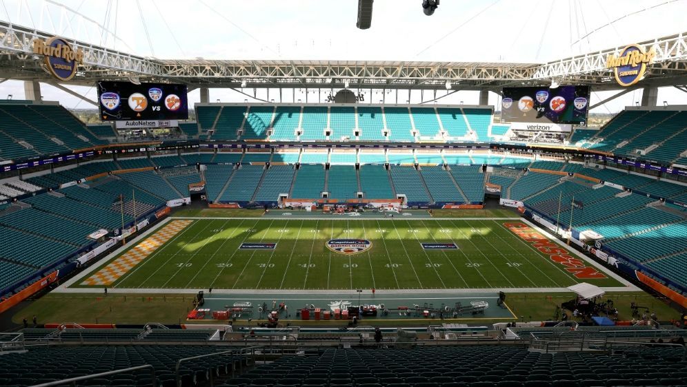 F1-Fahrerlager im Stadion der Miami Dolphins - Bildquelle: AFP/GETTY SID/MEGAN BRIGGS