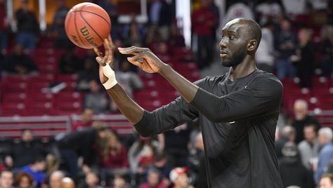 Nba Riese Tacko Fall Mehr Als Nur Eine Attraktion