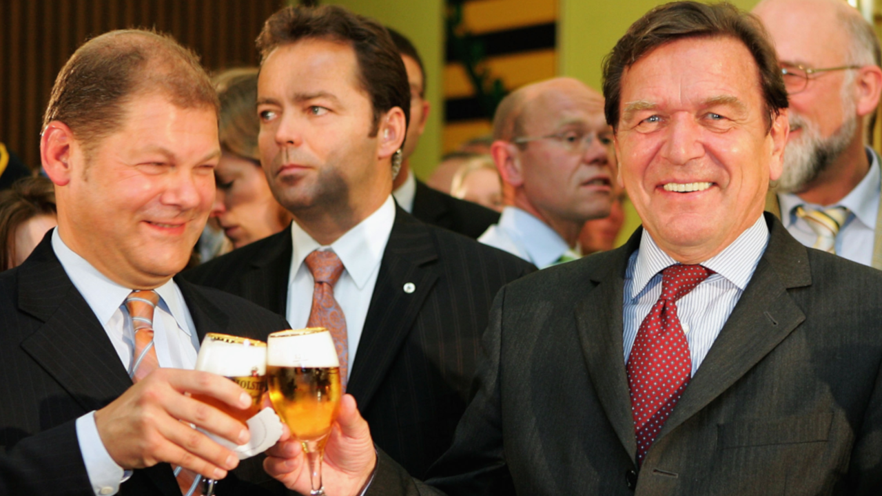 Gerhard Schröder ist Bundeskanzler - Bildquelle: Getty Images