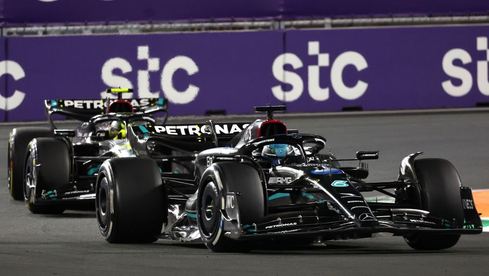 Die Mercedes-Piloten George Russell und Lewis Hamilton in Dschidda - Bildquelle: Motorsport Images