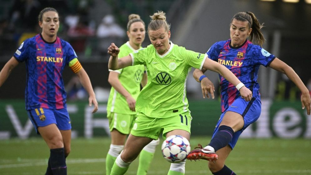 Alexandra Popp (M.) spielt seit 2012 für Wolfsburg - Bildquelle: AFP/SID/TOBIAS SCHWARZ