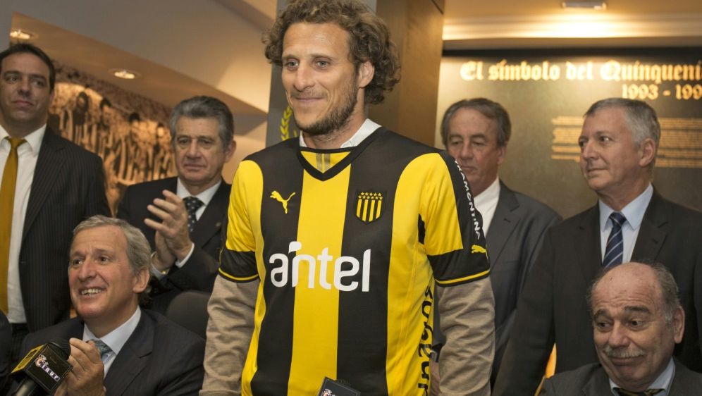 International Auf Papas Spuren Uru Star Forlan Unterschreibt Bei Penarol Ran