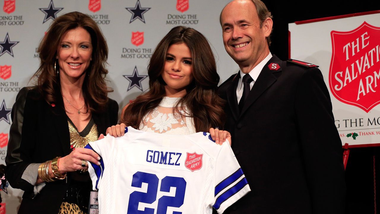 Selena Gomez (Dallas Cowboys) - Bildquelle: 2013 Getty Images