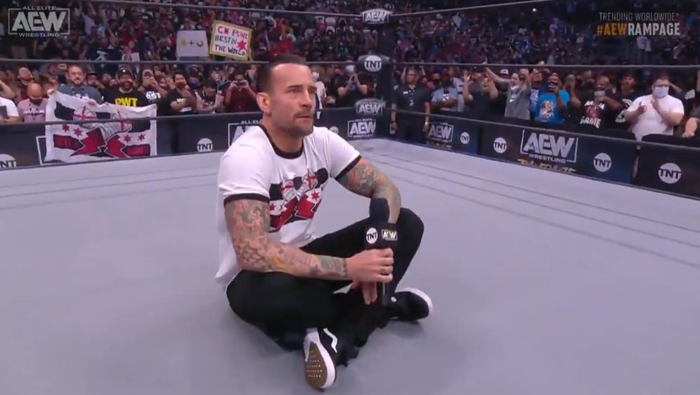 Nahm seine bekante Pose aus WWE-Zeiten ein: CM Punk! - Bildquelle: AEW