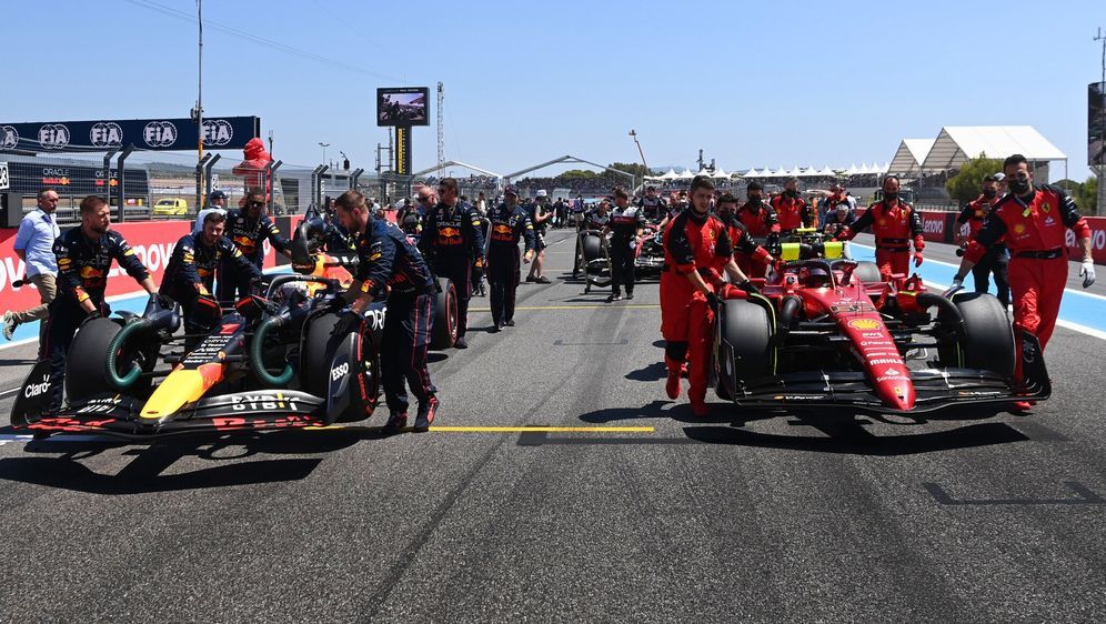 Red Bull RB18 und Ferrari F1-75, die beiden bestimmenden Autos der Saison 20... - Bildquelle: Motorsport Images