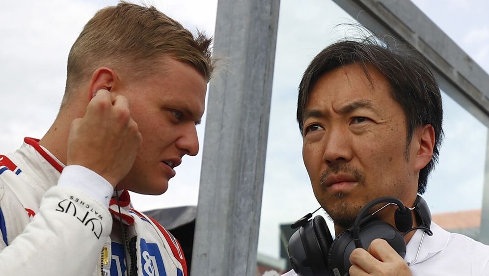 Mick Schumacher mit Ayao Komatsu, dem leitenden Renningenieur des Haas-Teams - Bildquelle: Motorsport Images