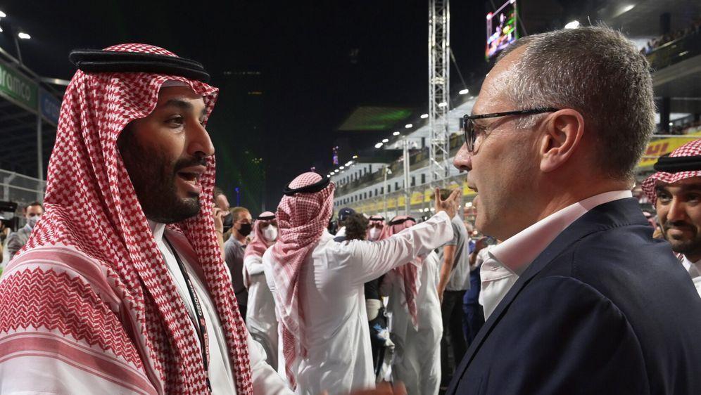 Saudi-Arabiens Kronprinz Mohammed bin Salman und Formel-1-Boss Stefano Domen... - Bildquelle: Motorsport Images