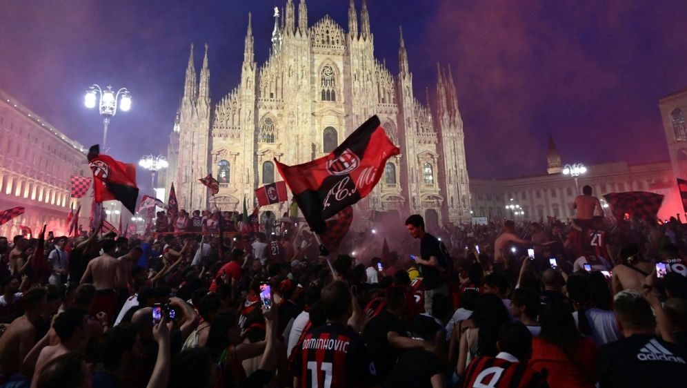 Fans feiern in Mailand den Gewinn der Meisterschaft - Bildquelle: AFP/SID/MIGUEL MEDINA