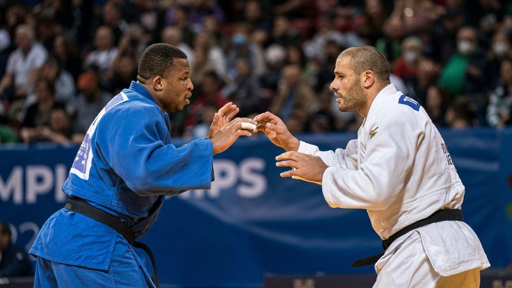 Judo-WM: Kone (l.) scheitert in Runde drei - Bildquelle: IMAGO/GEPA pictures/ Johannes Friedl/SID/Johannes Friedl